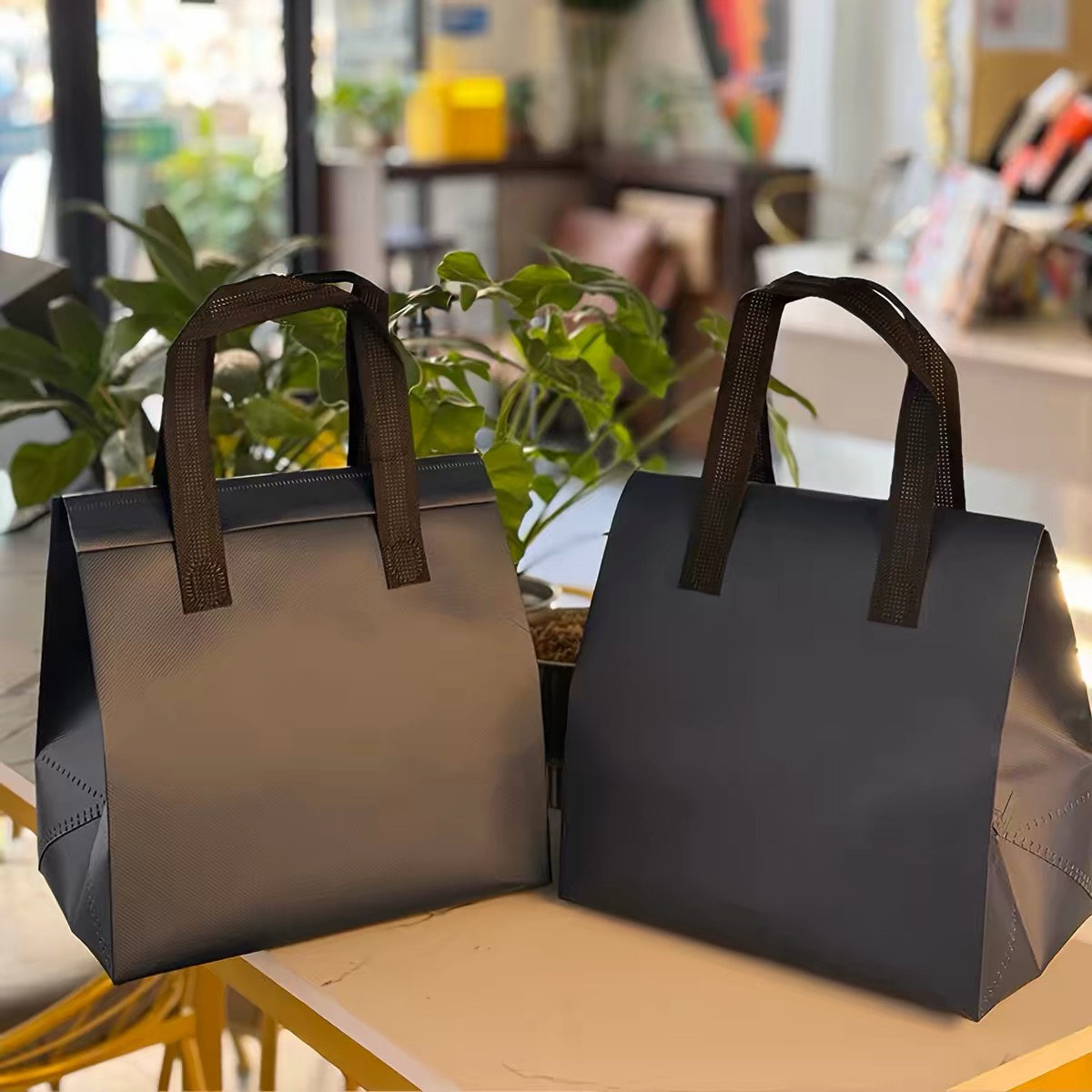 Wholesale Custom Aluminum Foil Lined Non-Woven Food Thermal Insulated Bag Cooler Bag for Takeout Bag Dessert Coffee Delivery