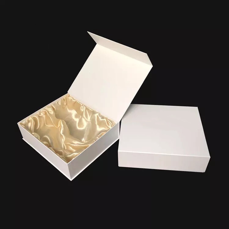 Custom white magnetic paper gift packing boxes with gold satin tray 